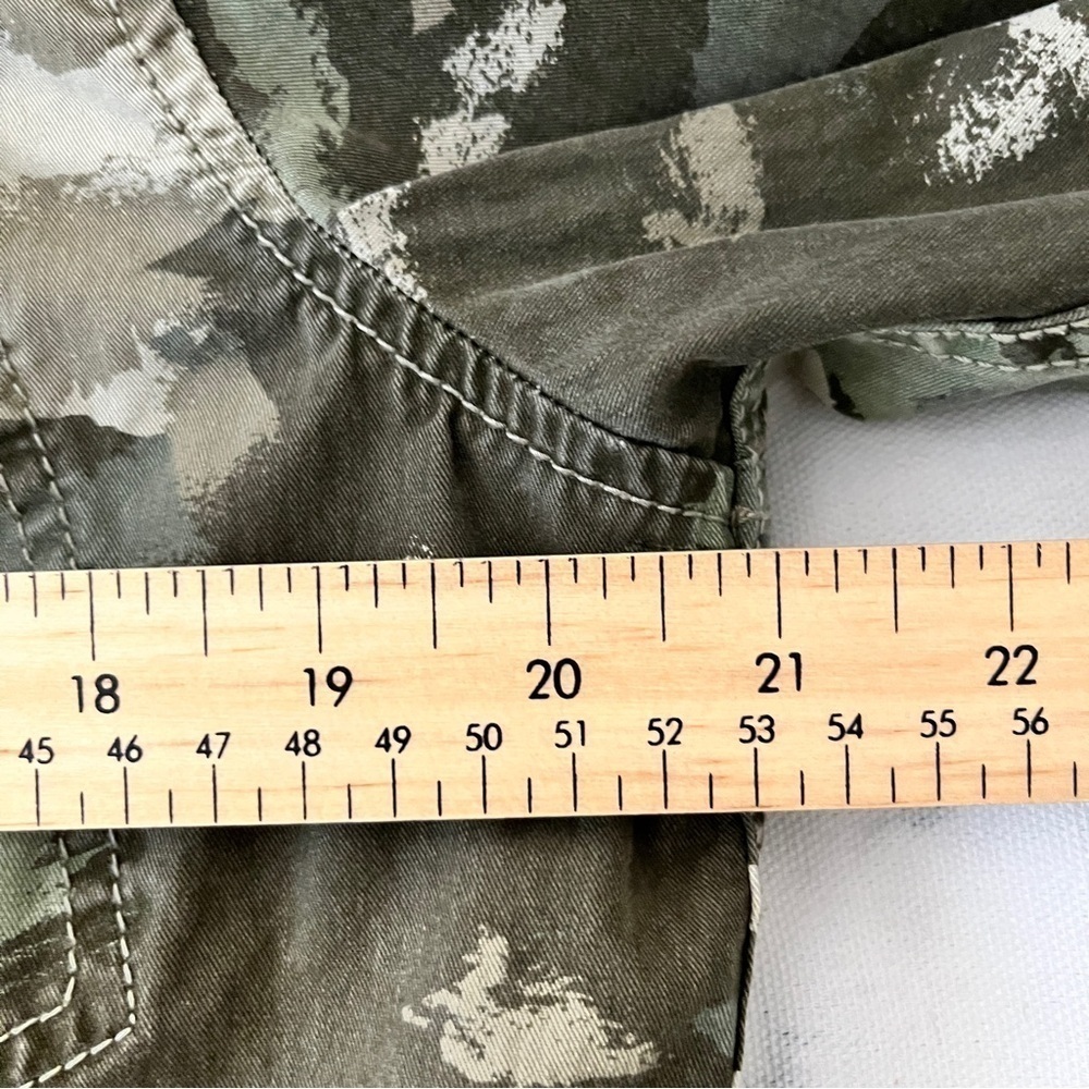 Aritzia Talula Hooded Camouflage Print Utilitarian Cargo Jacket - Size Medium - Picture 16 of 16